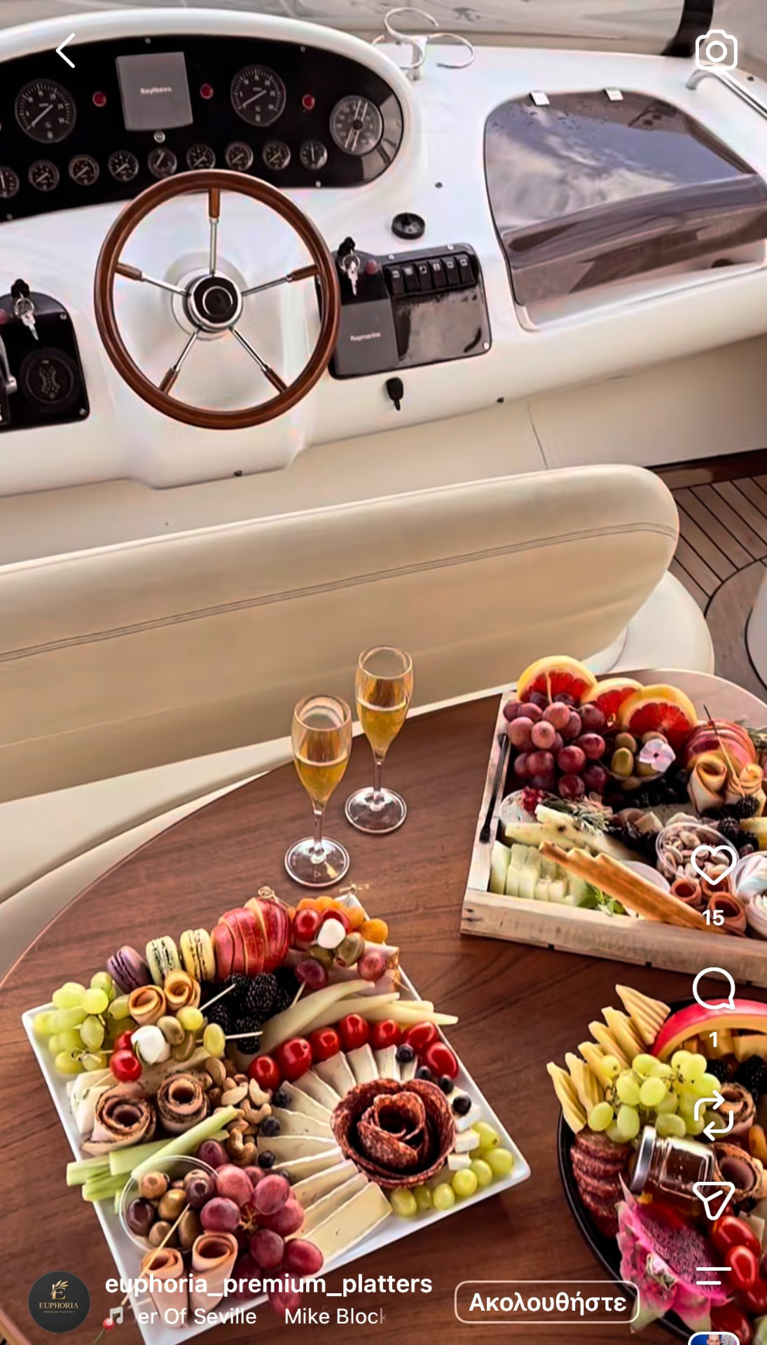 Πλατό EUPHORIA στο κατάστρωμα yacht με ποτήρια σαμπάνιας